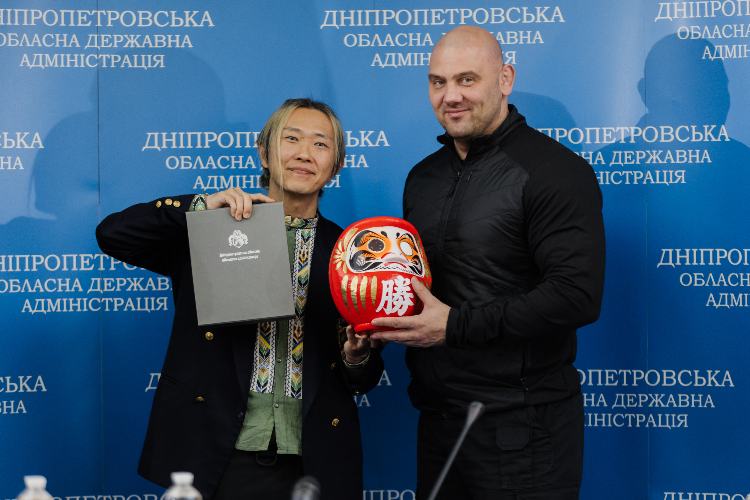 Сергій Лисак з подарунком від громадянина Японії Хідето Чуджо, який заснував в Україні благодійний фонд