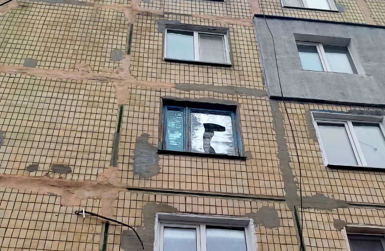 В одній з квартир багатоповерхівки побите вікно