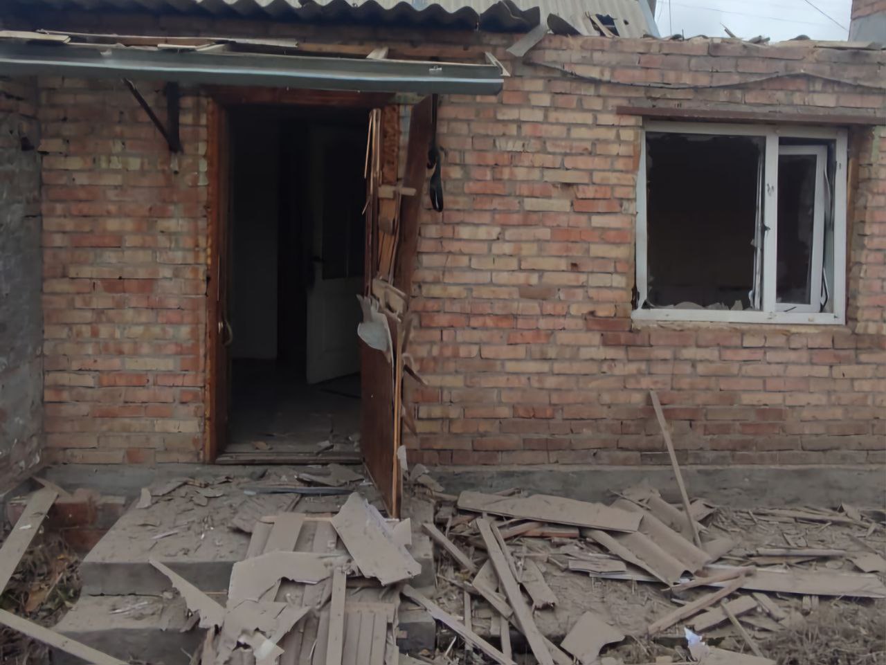 Все подвір'я приватного будинка - в уламках