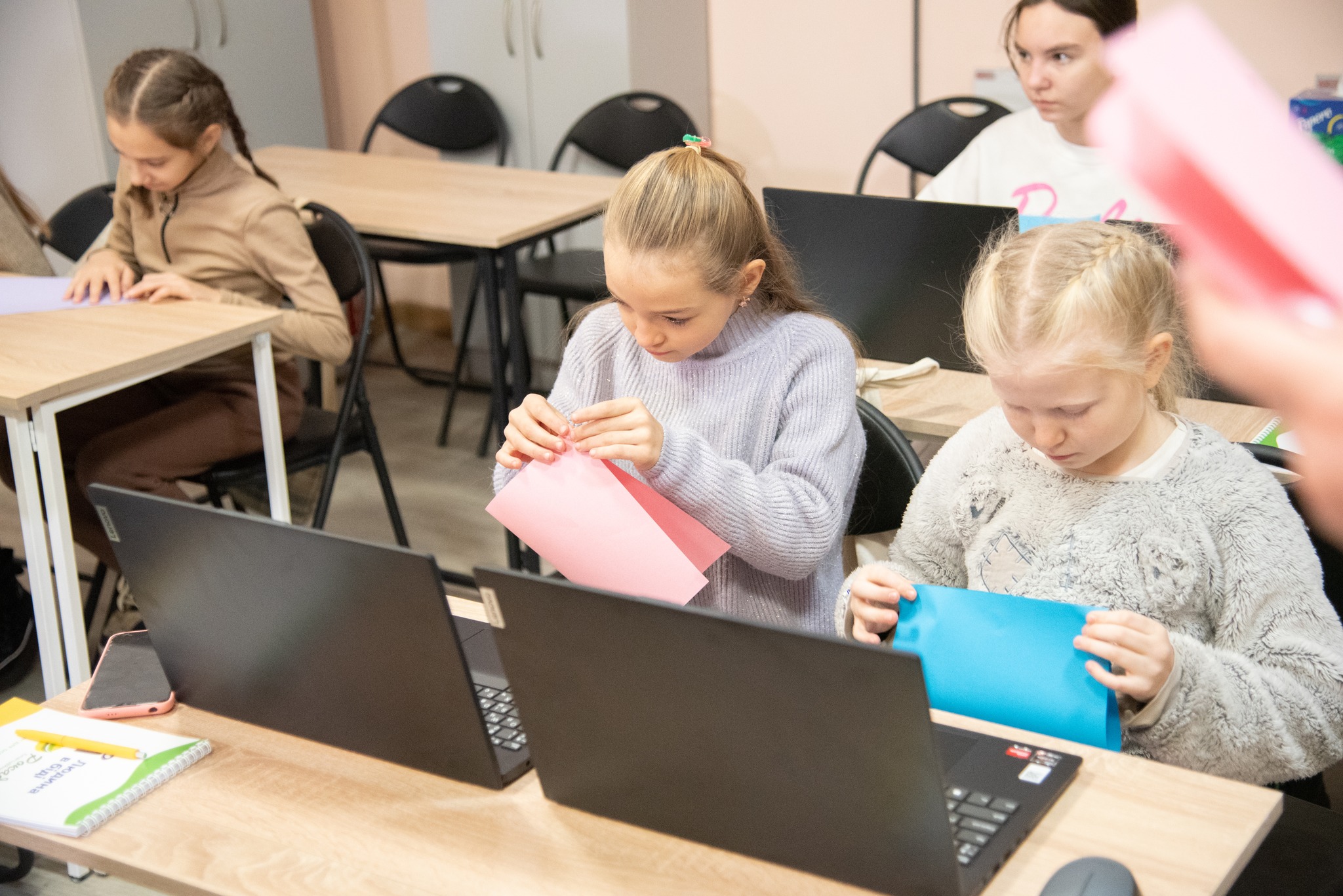Є генератор, тож хлопці і дівчата можуть відвідувати осередок й під час відключень світла