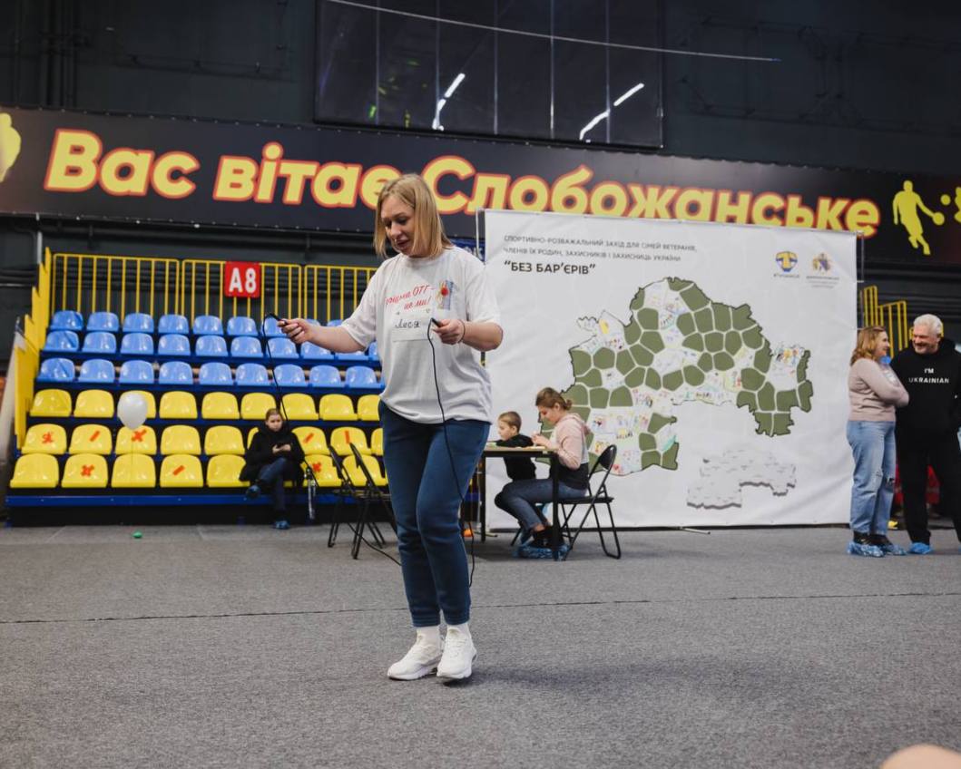  Мами стрибали на скакалці, а діти кидали кульки в кошик
