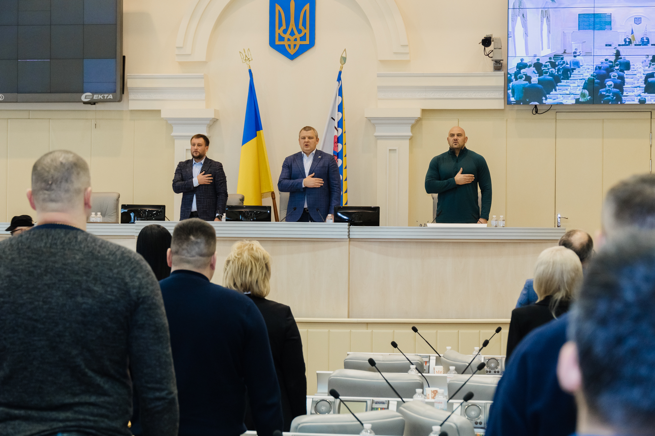 Присутні на сесії разом виконали Гімн України