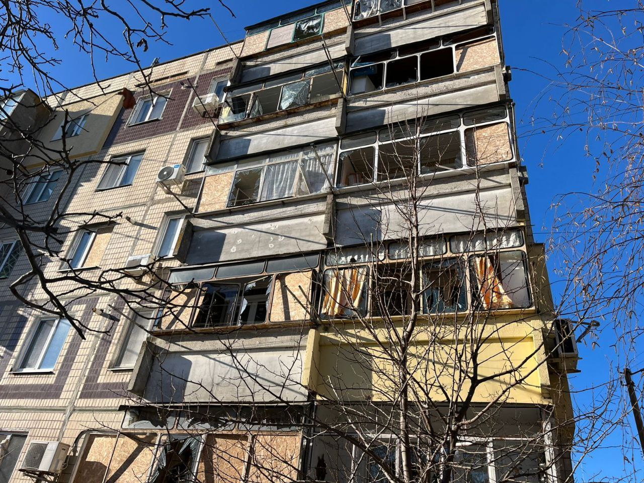 У багатоповерхівці побиті вікна