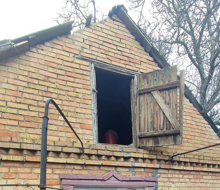 Від атаки росіян понівечена покрівля будинку