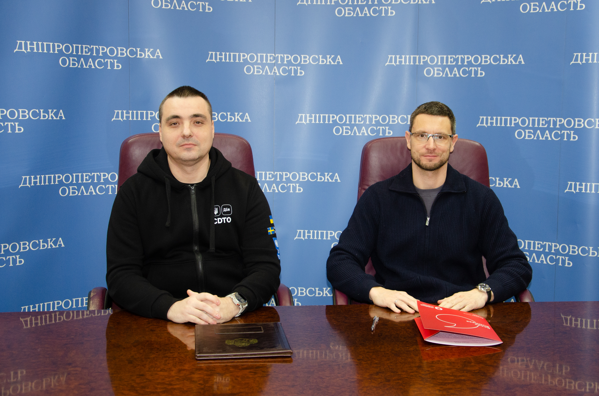 Заступник начальника Дніпропетровської ОВА Іван Начовний та директор з продажів і абонентського обслуговування Vodafone Ukraine Євген Булах