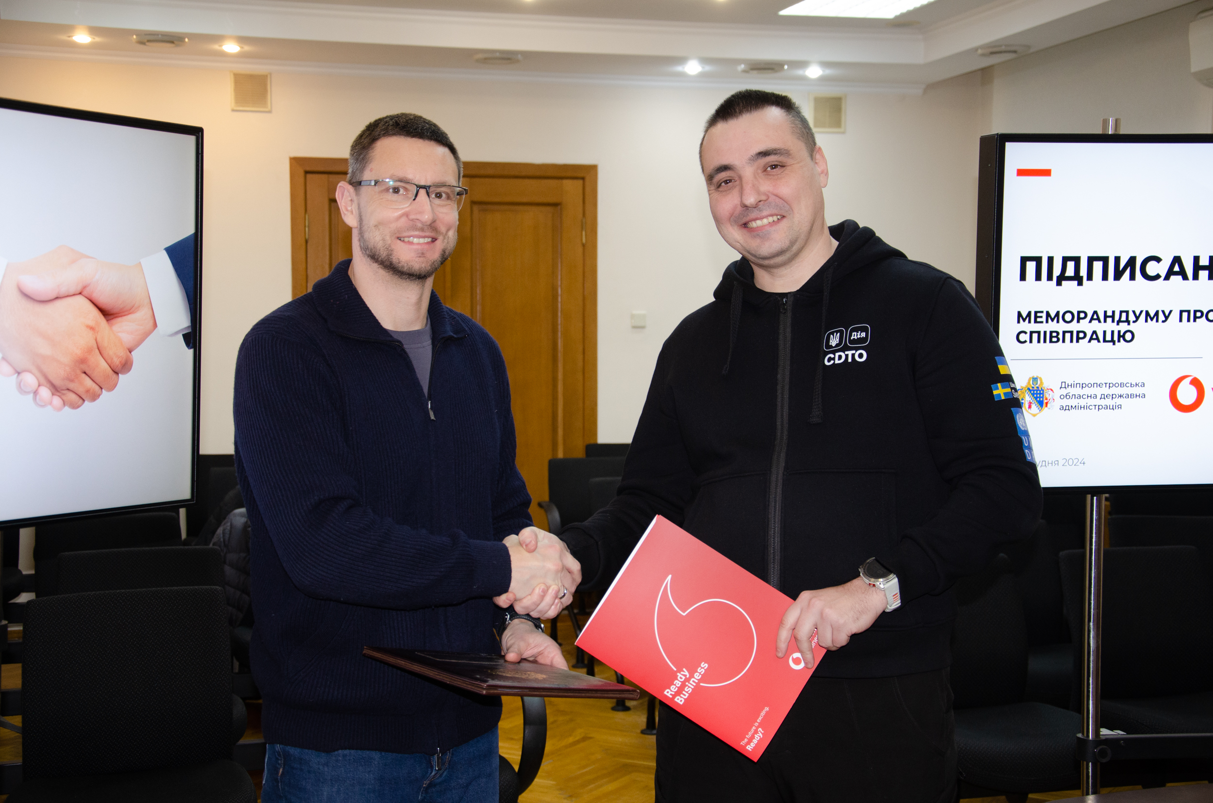 Заступник начальника Дніпропетровської ОВА Іван Начовний та директор з продажів і абонентського обслуговування Vodafone Ukraine Євген Булах
