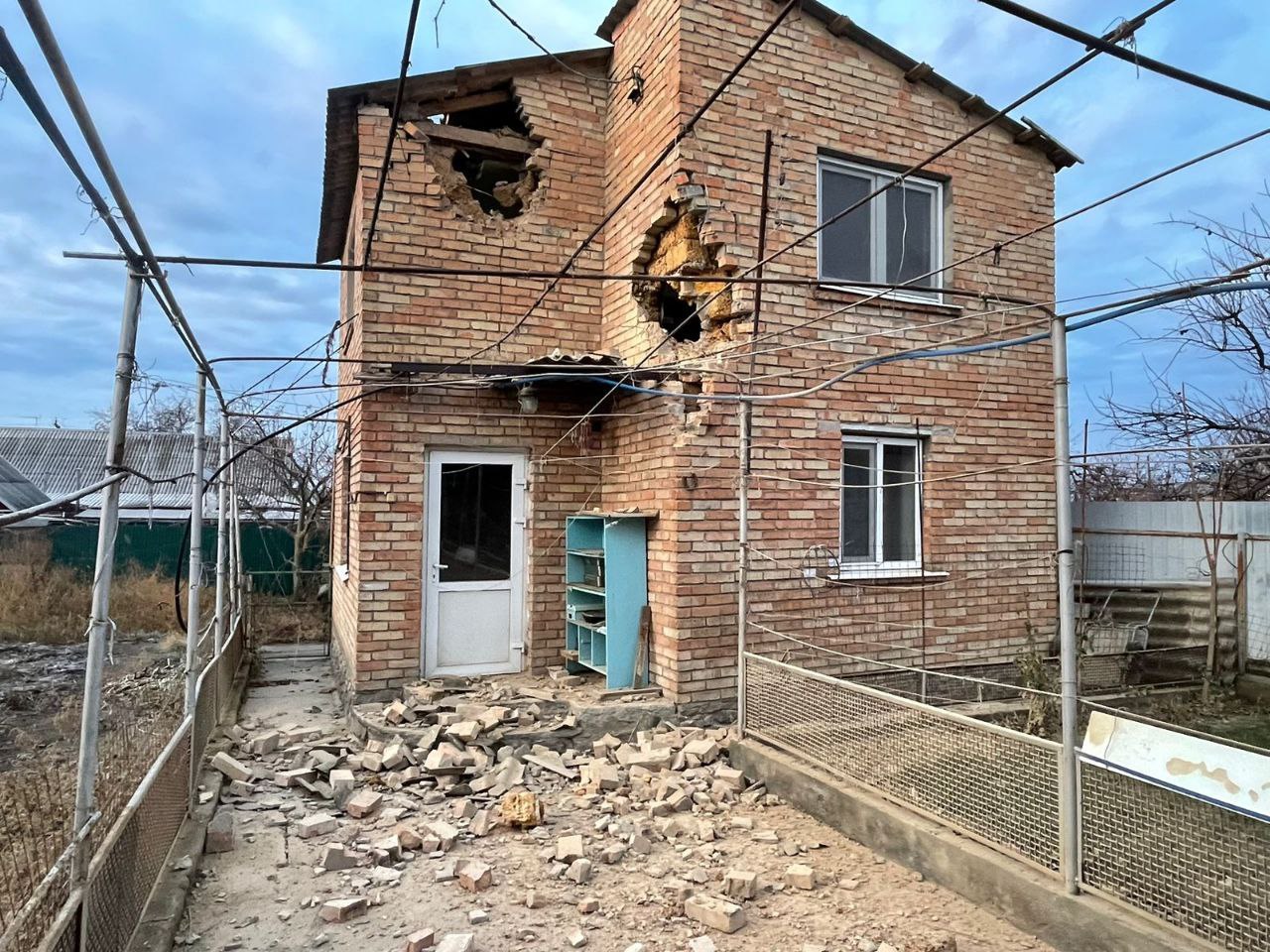 У двоповерховому приватному будинку проломлені стіни