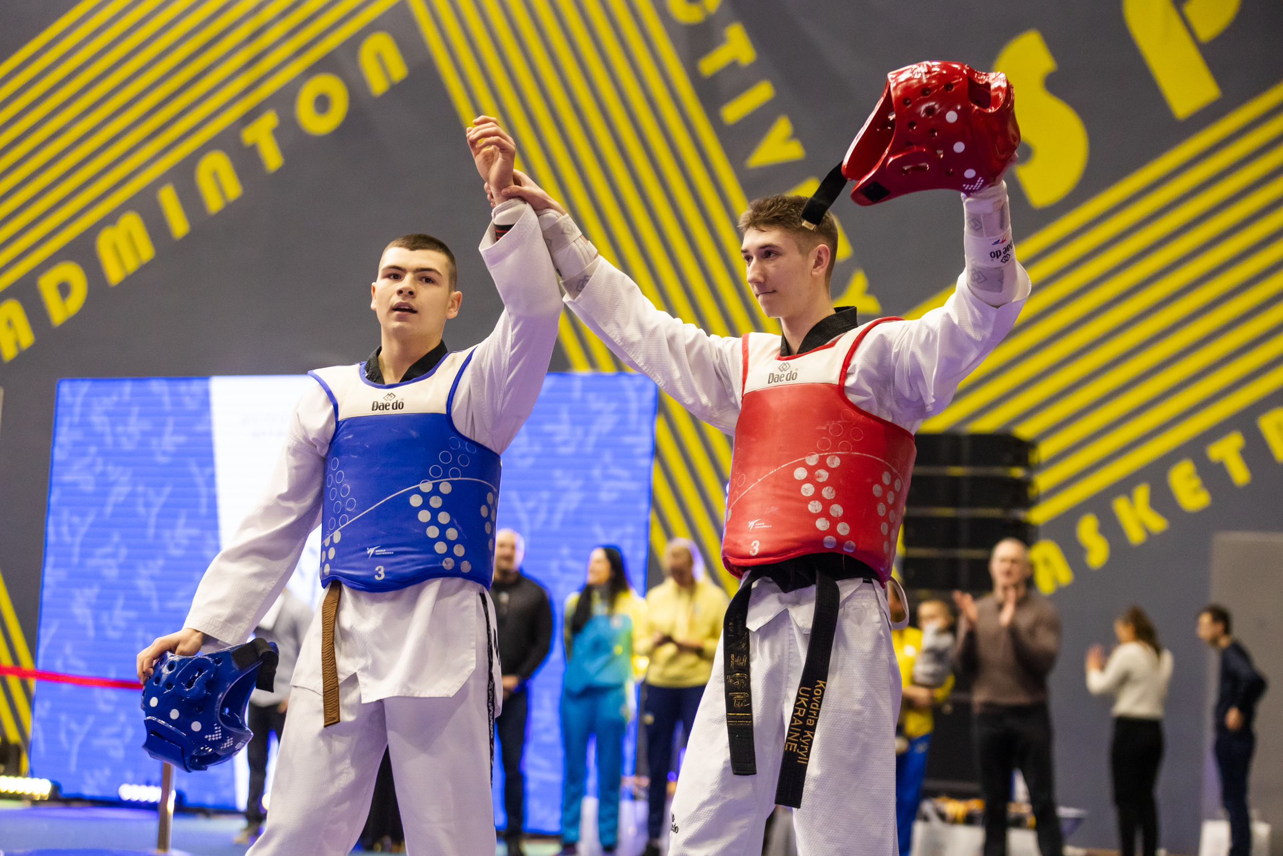 Юні спортсмени після показового виступу 