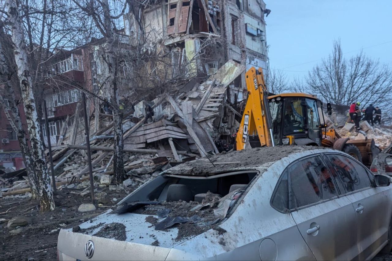 У Кривому Розі зруйнований під'їзд будинку, поряд - понівечене авто