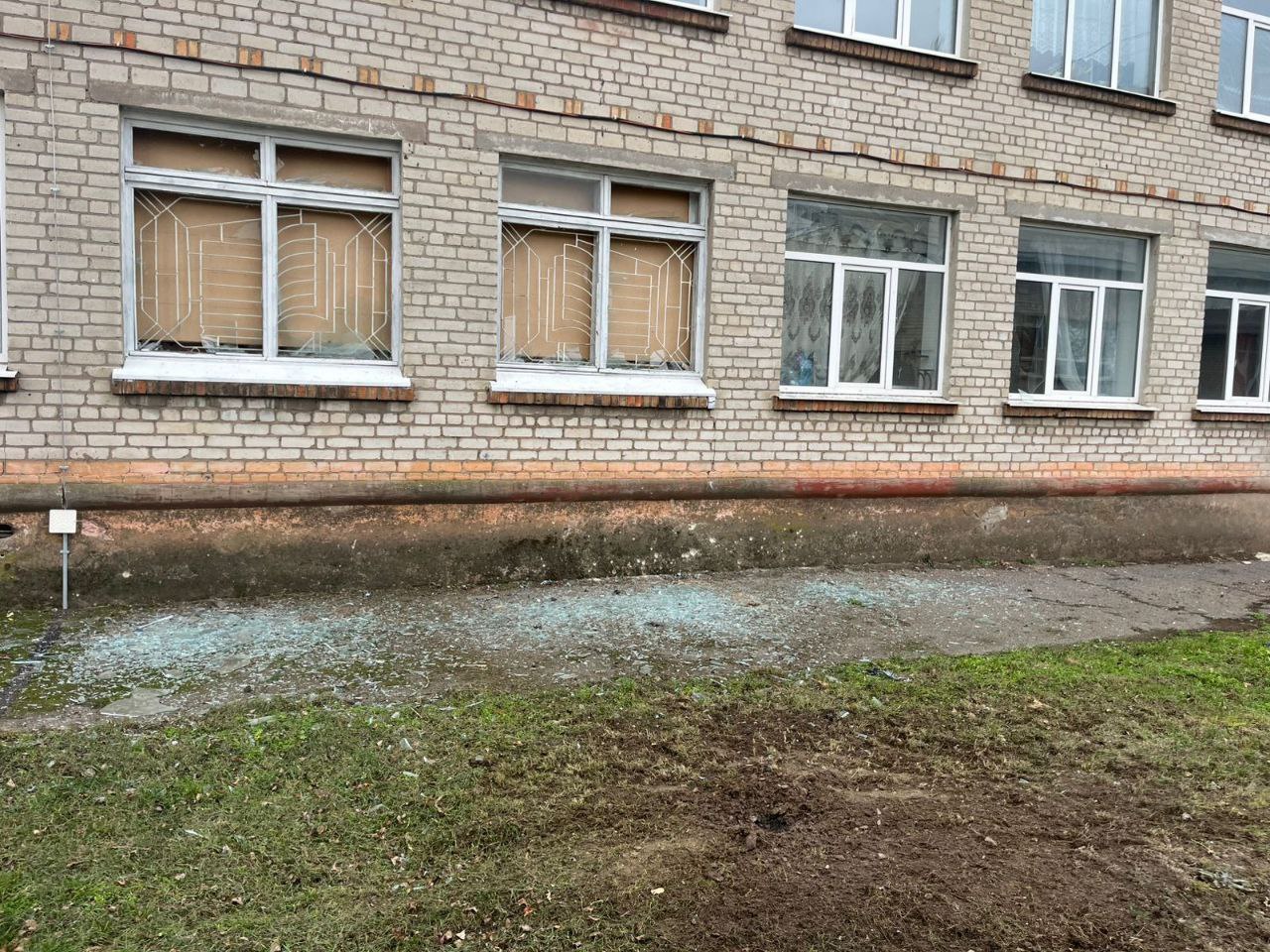 Подвір'я гімназії усипане битим склом 