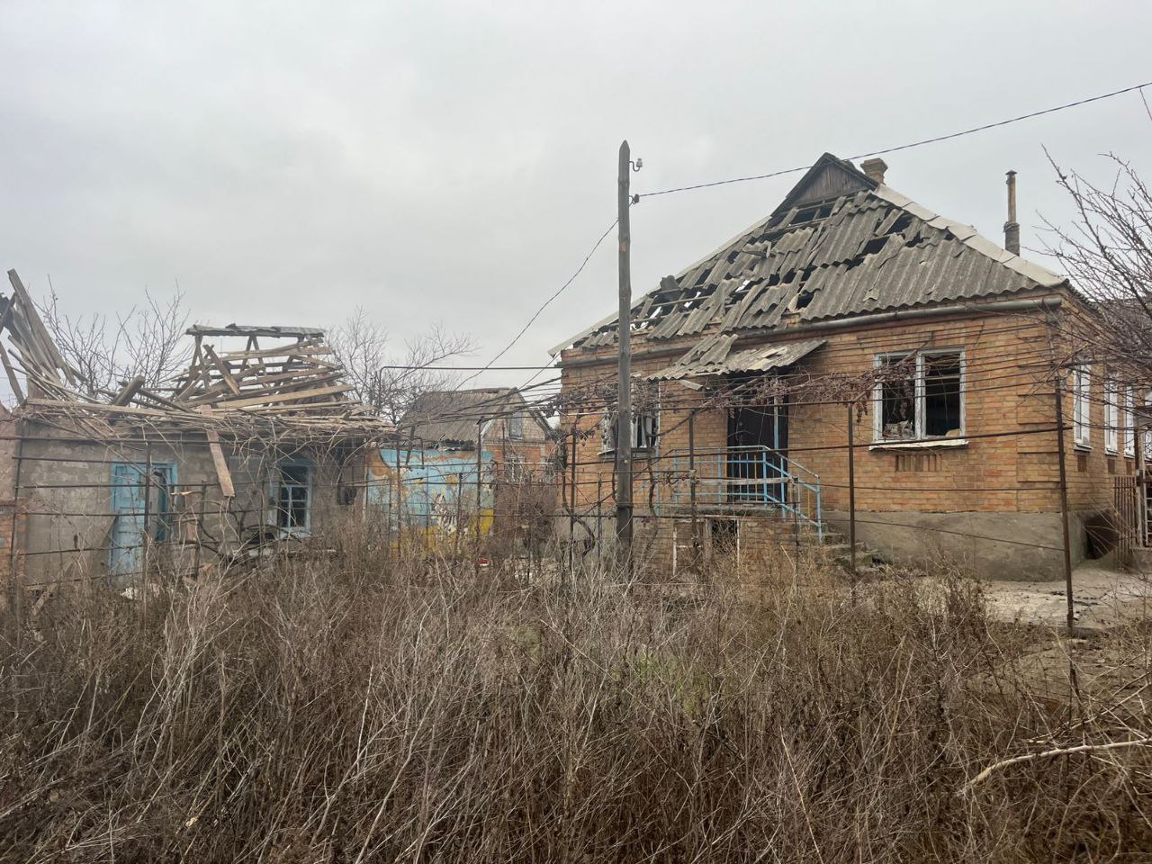 У будинках побиті покрівлі