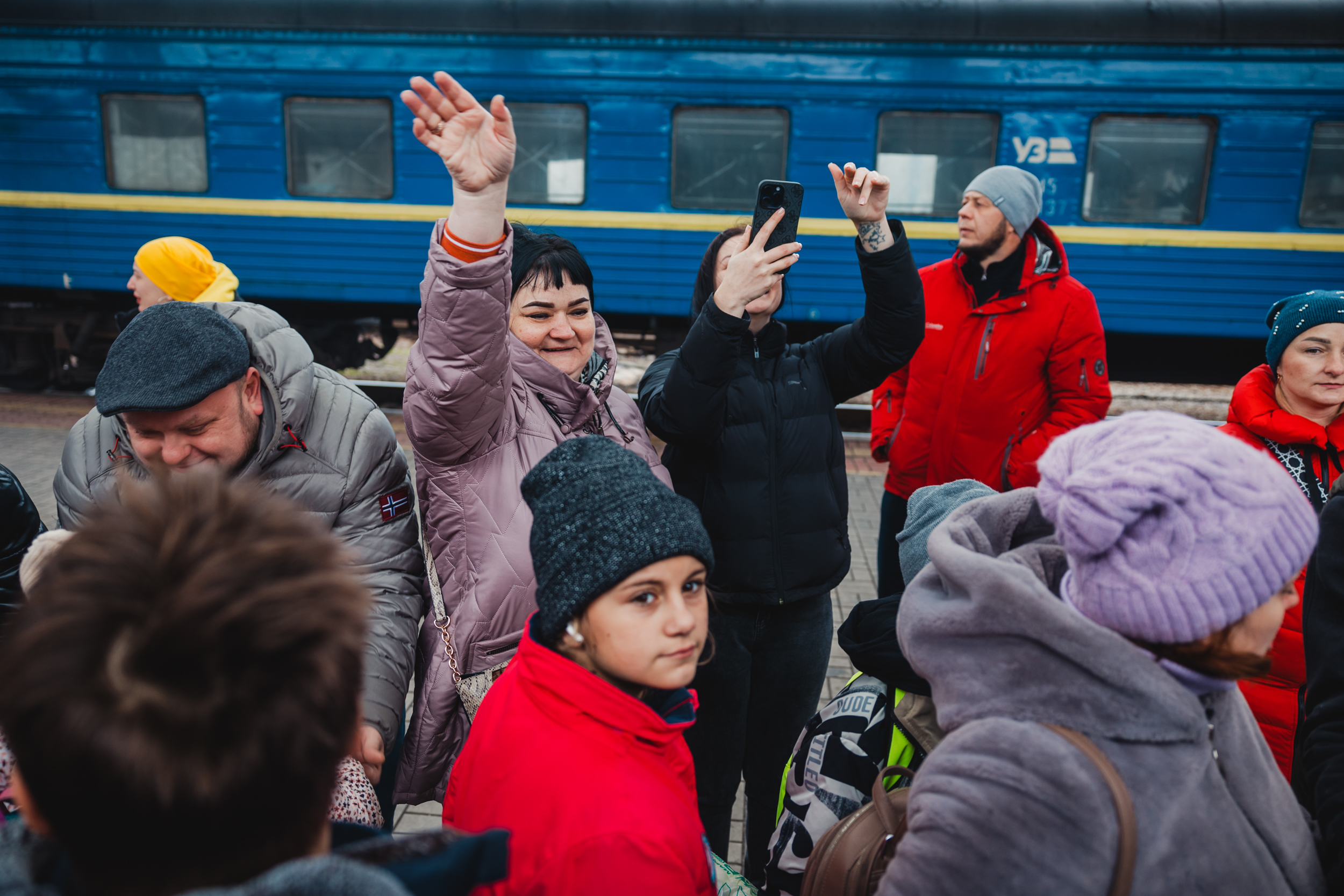 Дорослі радо зустрічають своїх дітей
