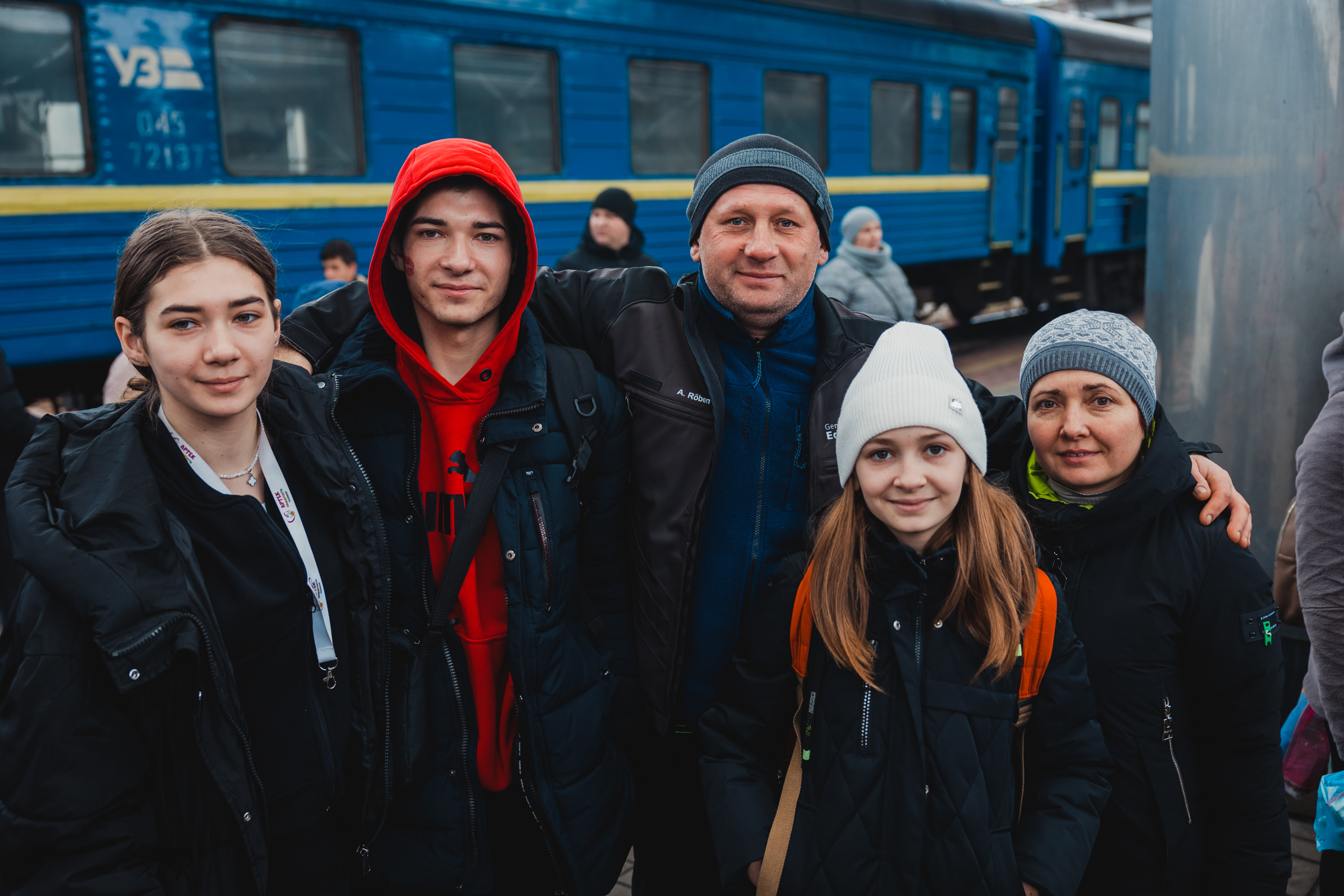 Родина у зборі: батько радий бачити дітей, які повернулися з табору