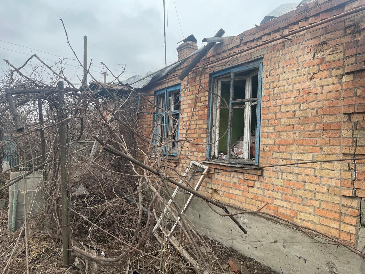 Через обстріли у домі потрощені вікна та дах
