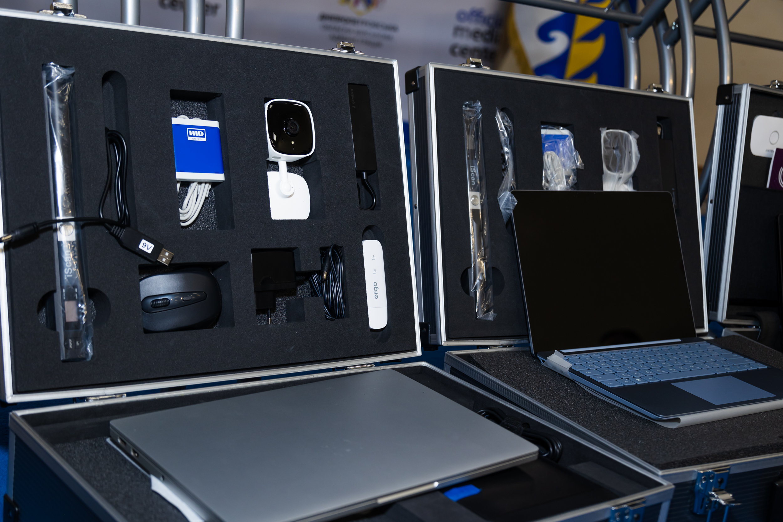 Мобільна валізка зсередини. У ній планшет, принтер, сканер та пристрої для сталого доступу до Інтернету