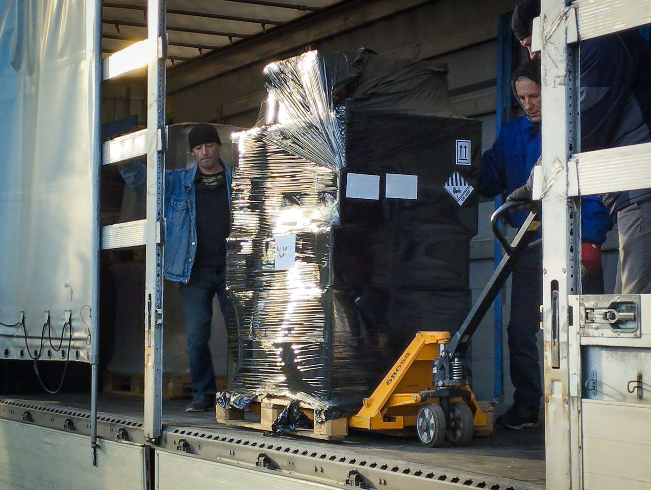 Партнери передали для потреб громади й причіп, яким користуватимуться комунальники.