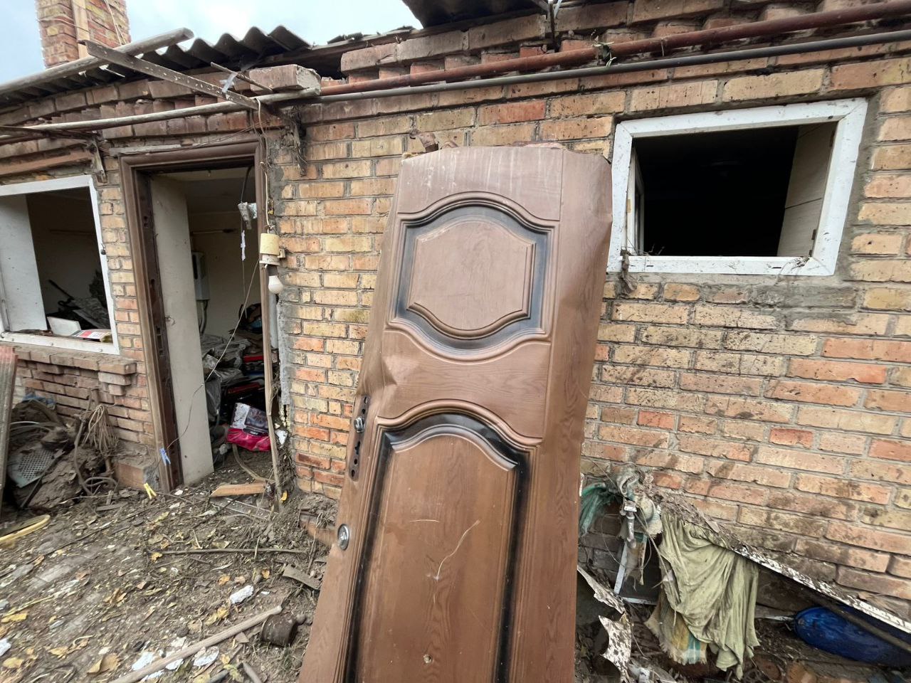 У будинку вибило вікна і двері