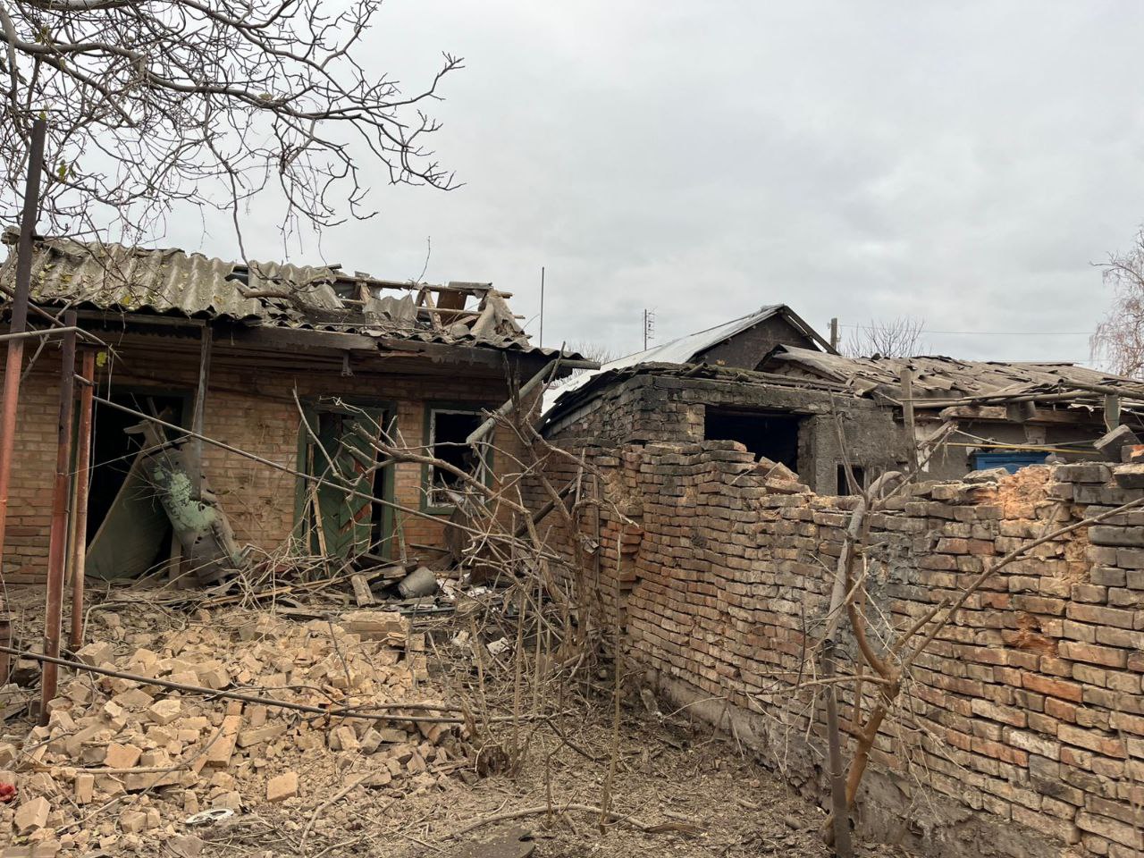 Все подвір'я усіяне уламками