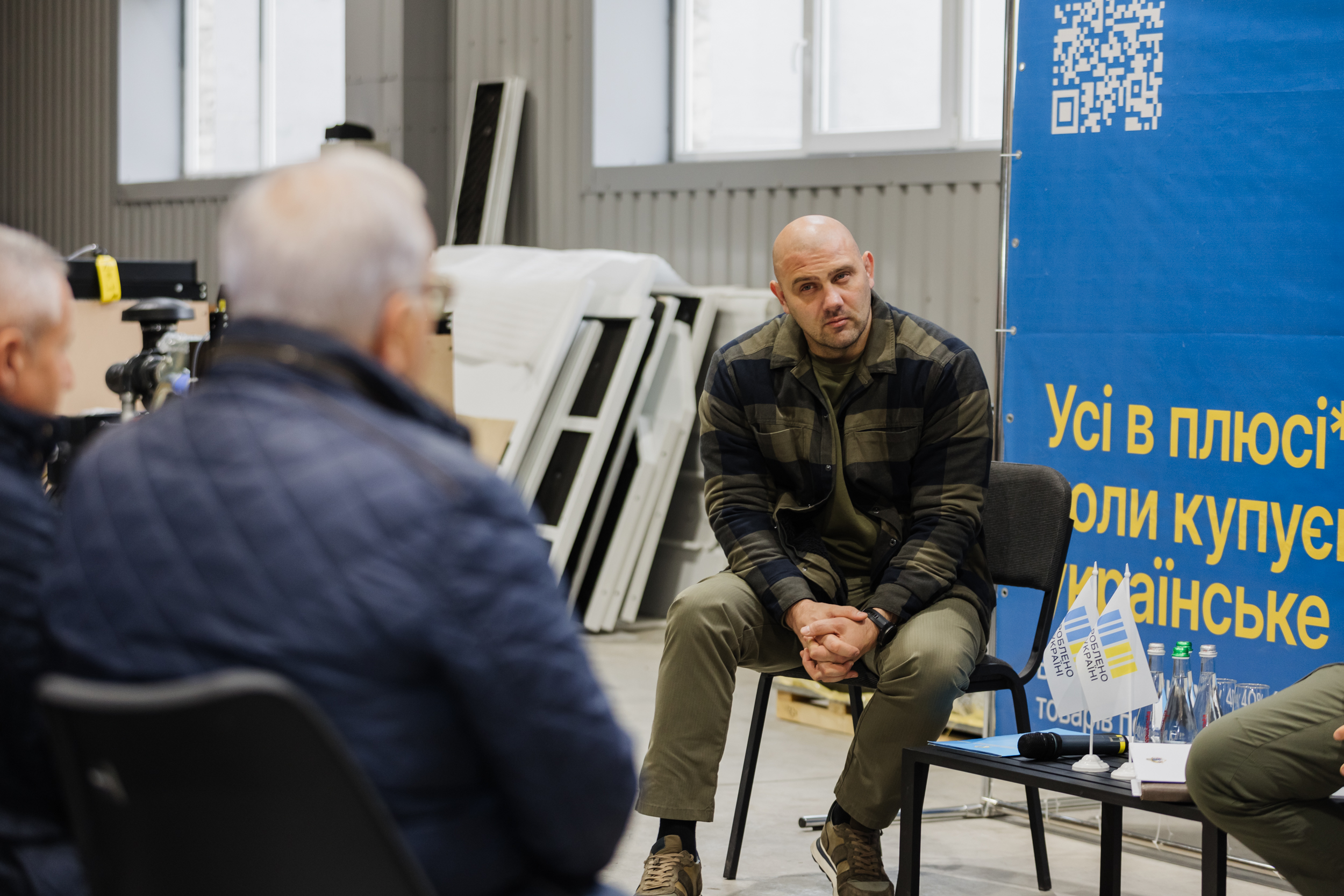 Начальник ОВА Сергій Лисак спілкується з учасниками зустрічі, організованої в межах проєкту «Зроблено в Україні»