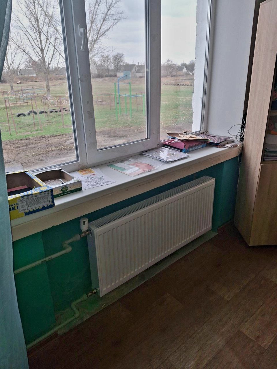 Нові вікна і батареї у класі місцевої гімназії