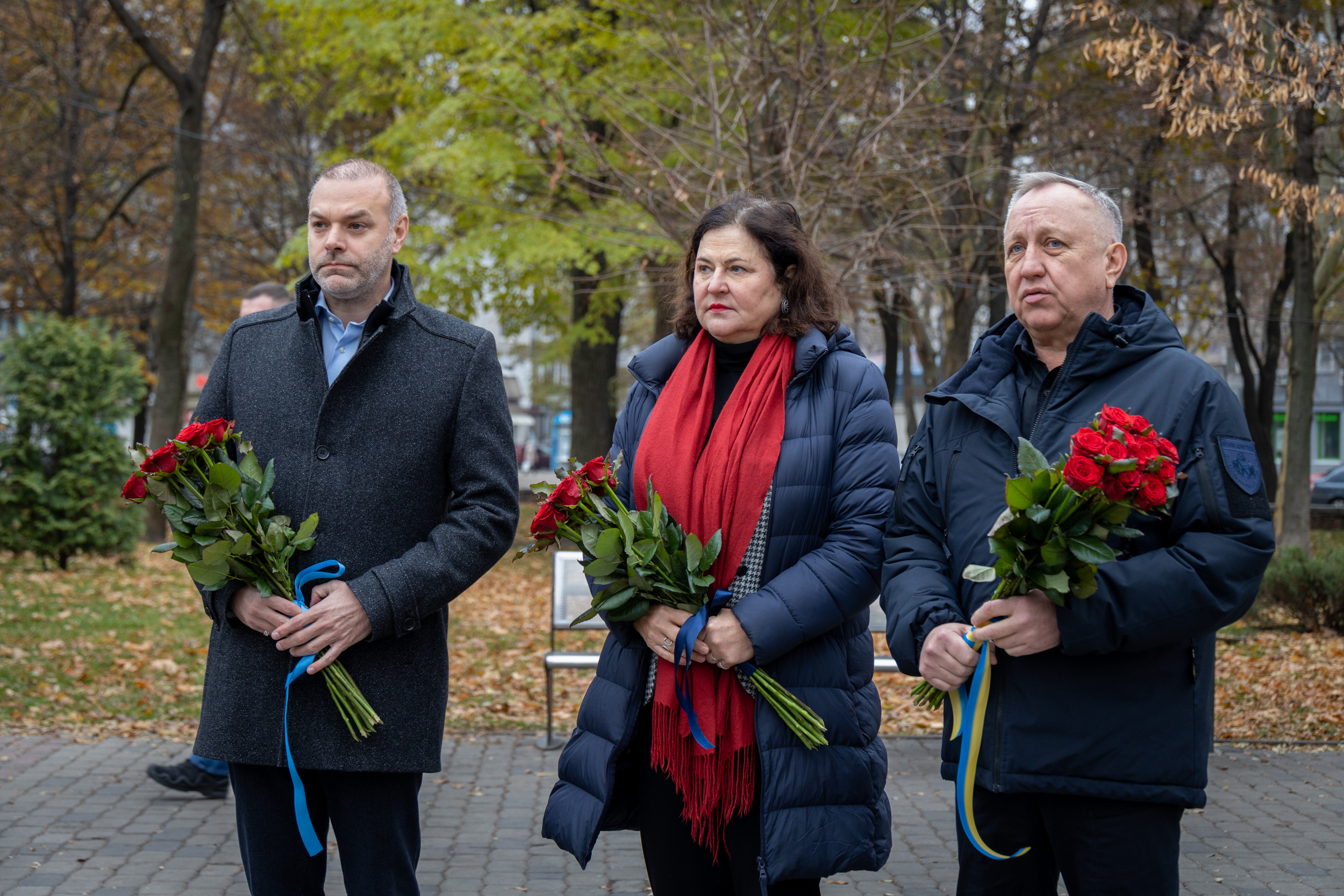 Посол ЄС в Україні Катаріна Матернова, заступник Постійного представника ПРООН в Україні Христофорос Політіс та перший заступник очільника області Андрій Кульбач під час церемонії покладання квітів 
