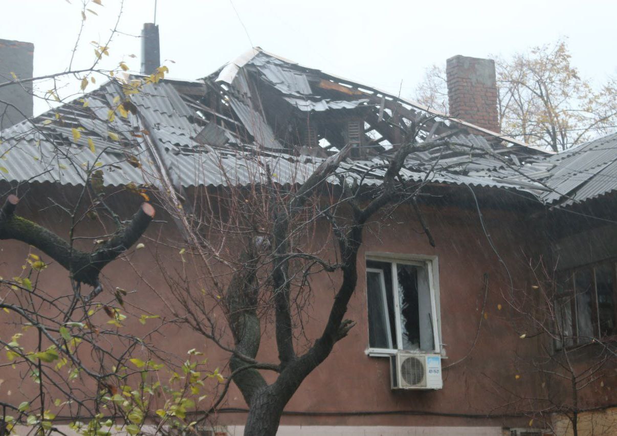 У будинку понівечена покрівля