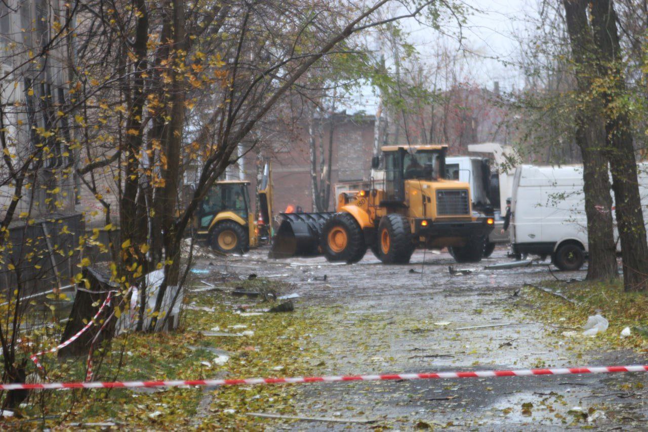 Комунальна техніка працює на місці надзвичайної ситуації