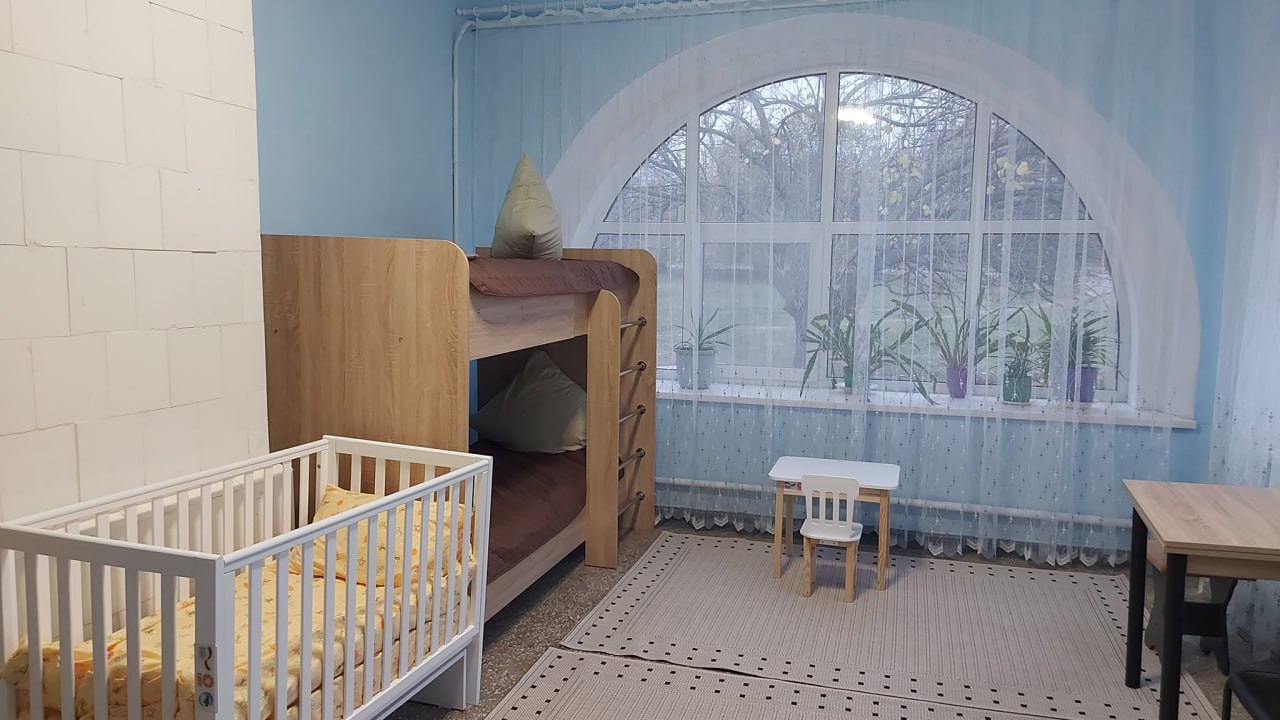 Закупили ліжка для кризової кімнати, де постраждалі можуть залишитися у випадку складних обставин
