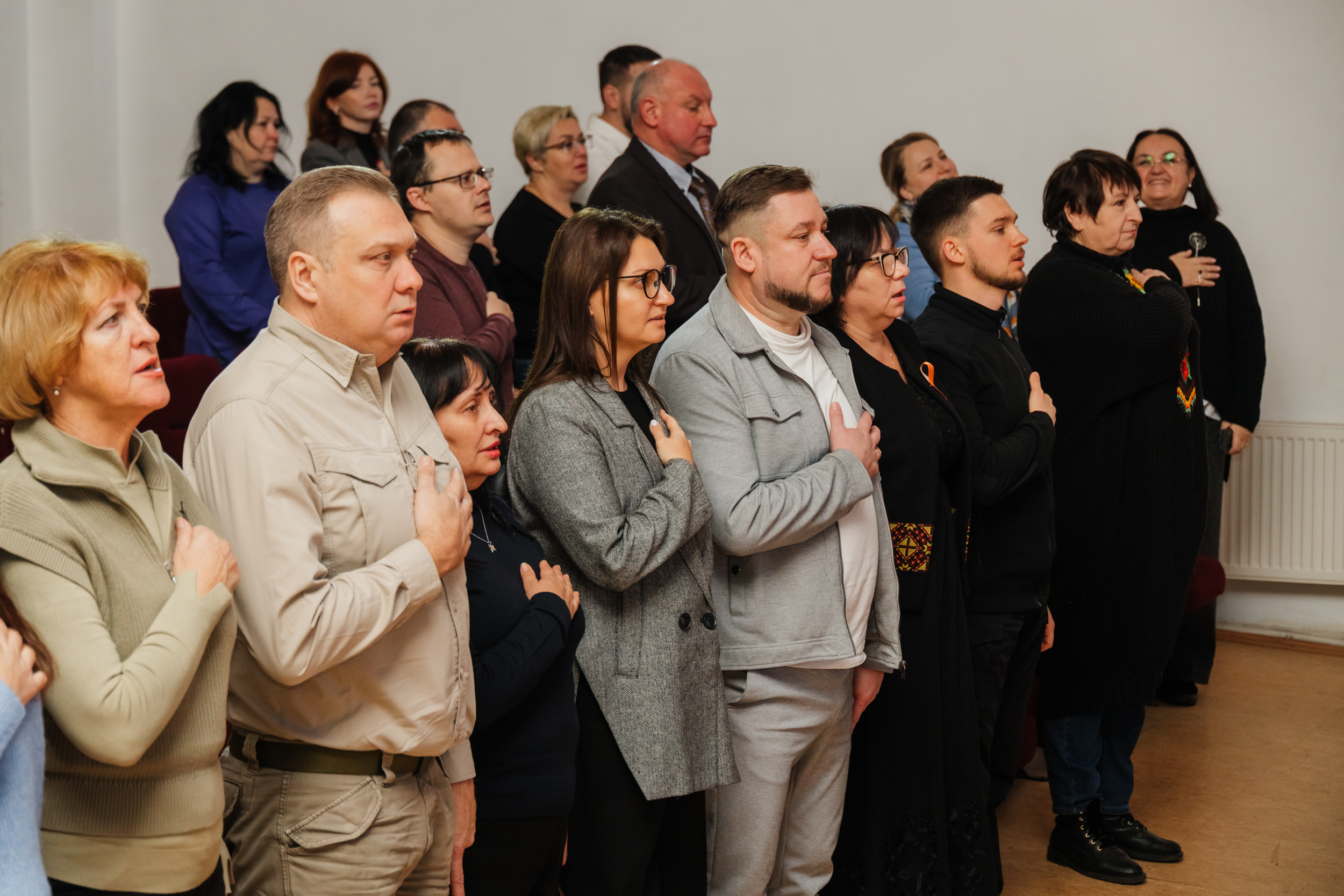 Учасники форуму під час виконання Гімну України