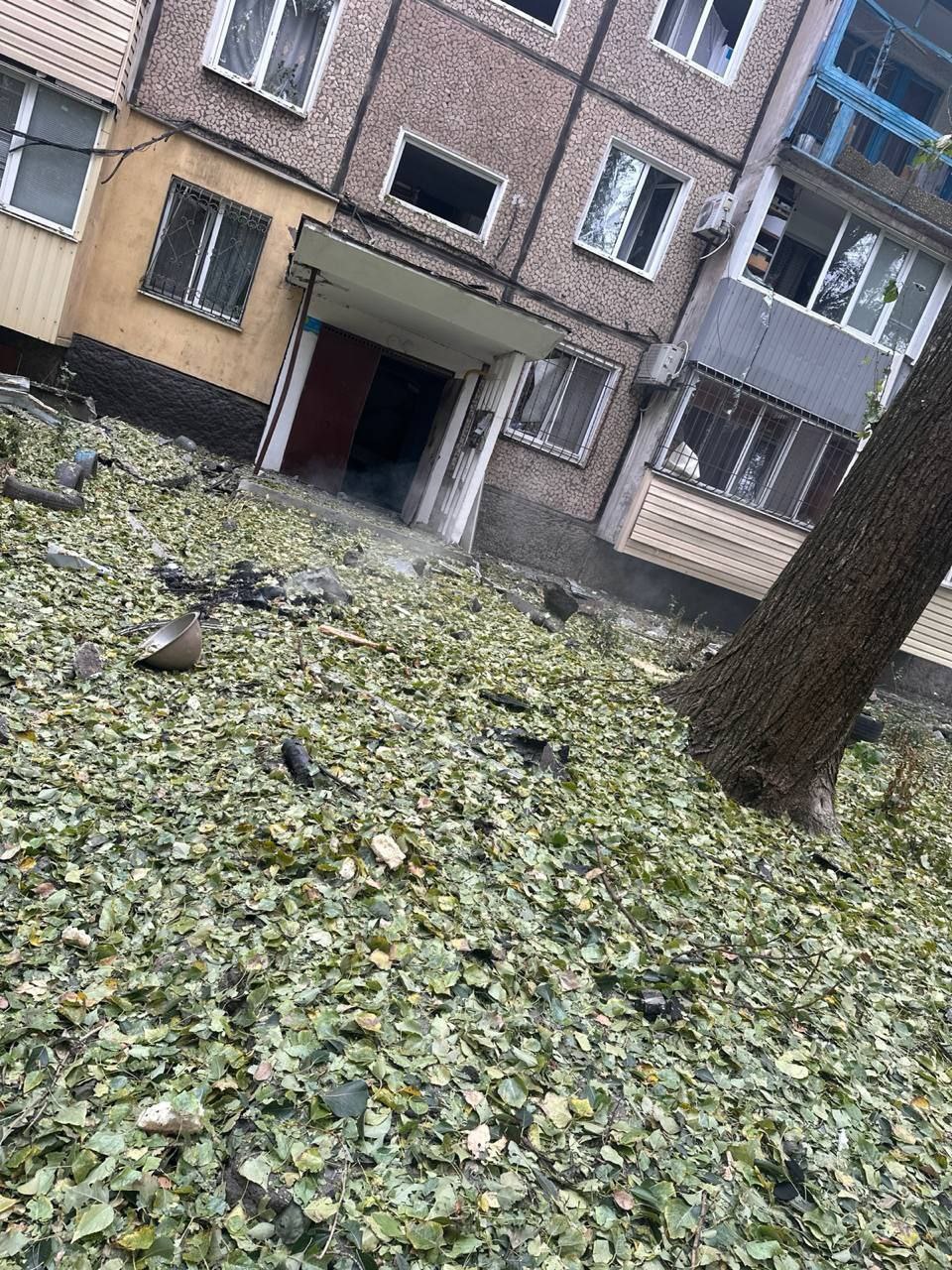 Двір багатововерхівки усипаний уламками