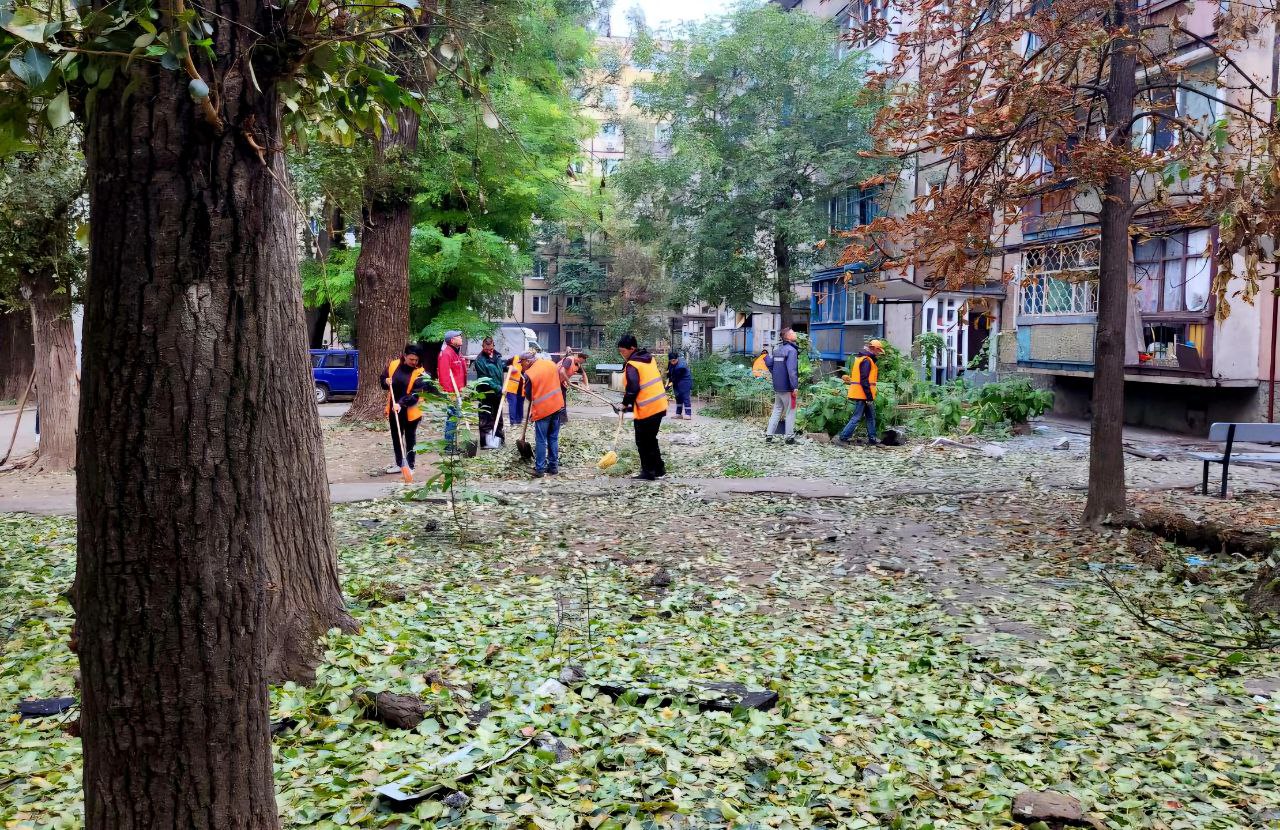 У дворі працюють комунальники 