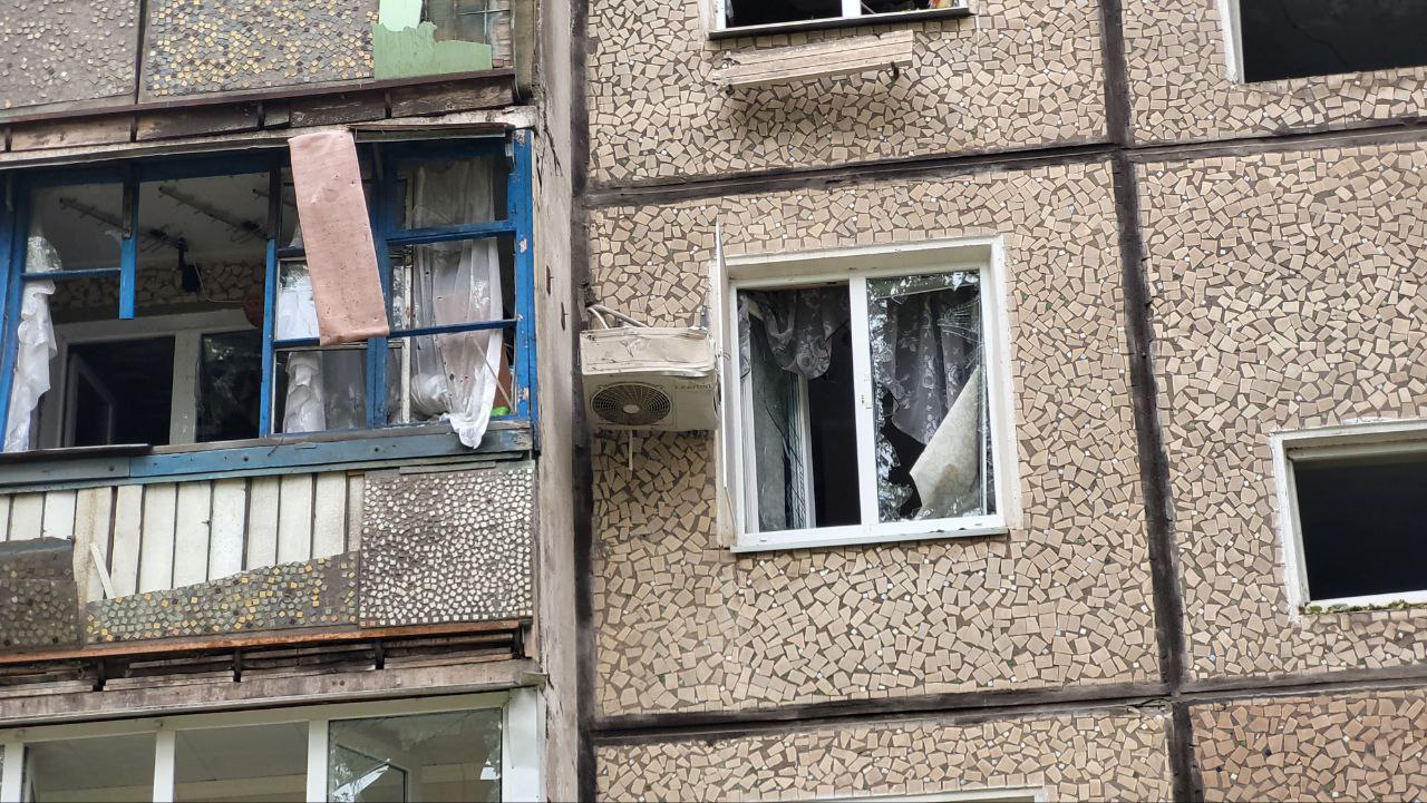 Розбиті вікна багатоповерхівки
