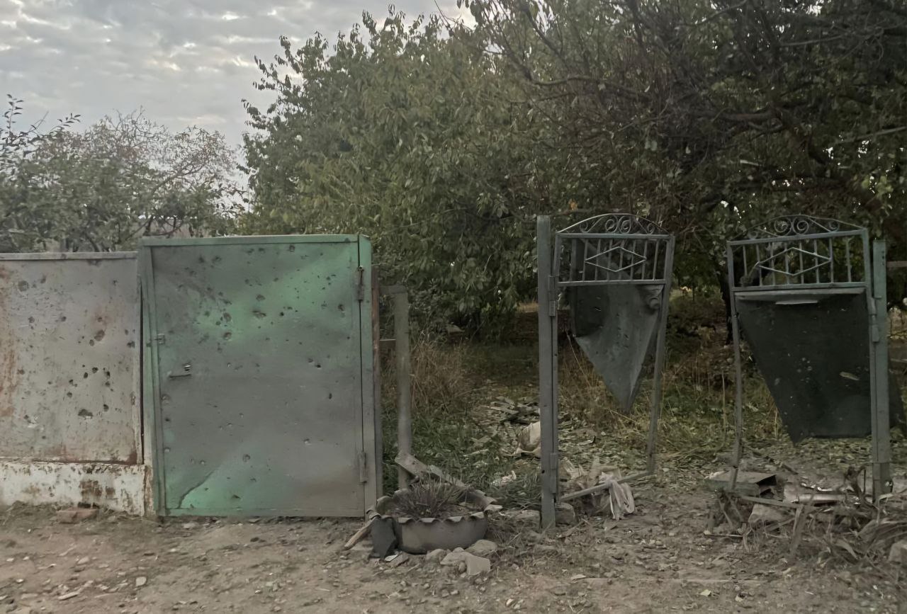 Потрощені ворота і паркан