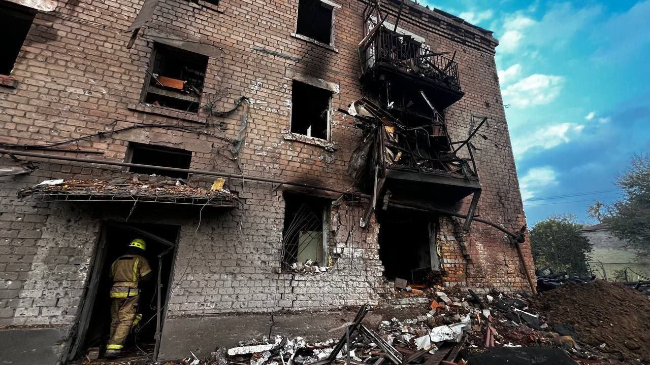 Понівечений через ракетну атаку багатоквартирний будинок у Кривому Розі