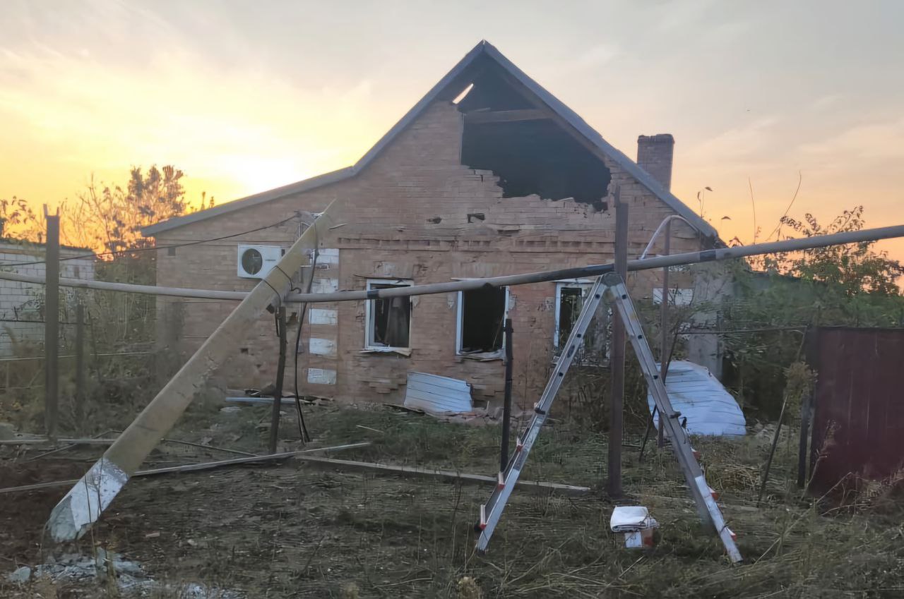 У будинку понівечений дах, вибиті вікна 
