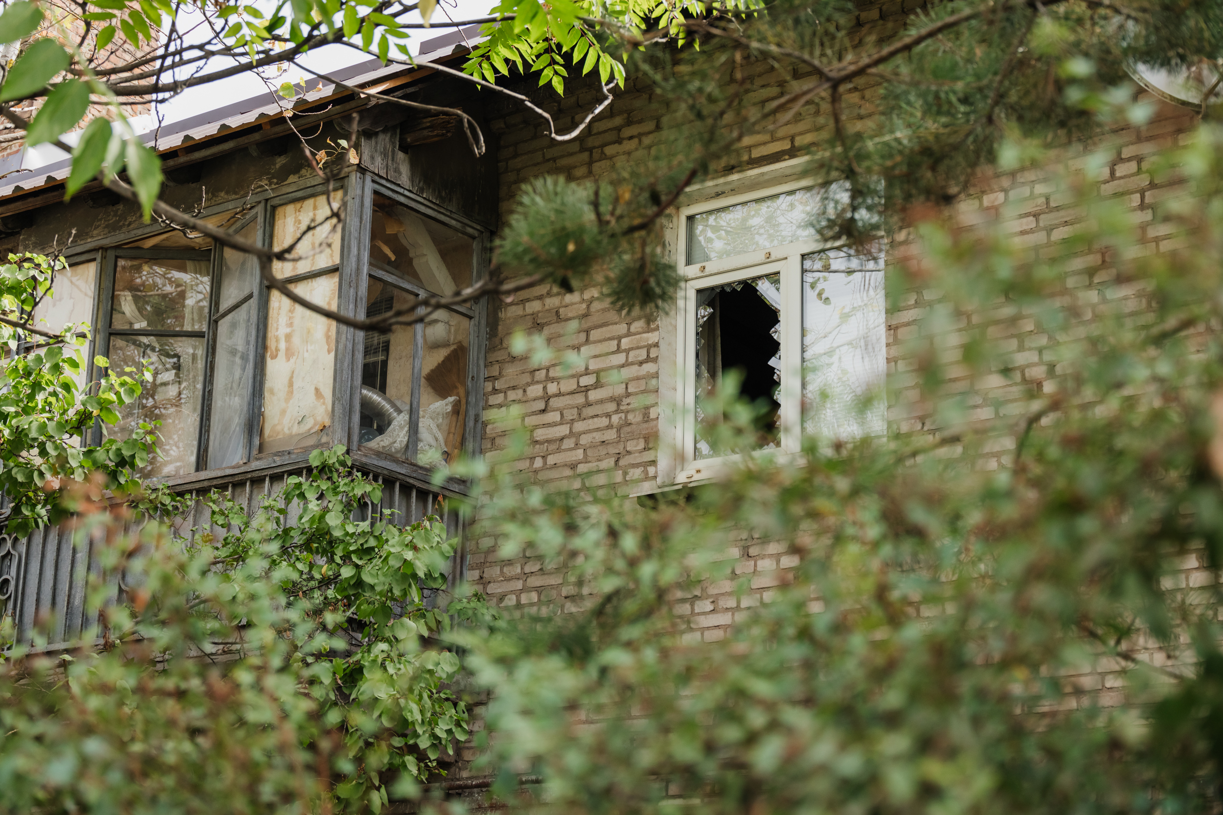 Побите вікно у двоповерховому будинку