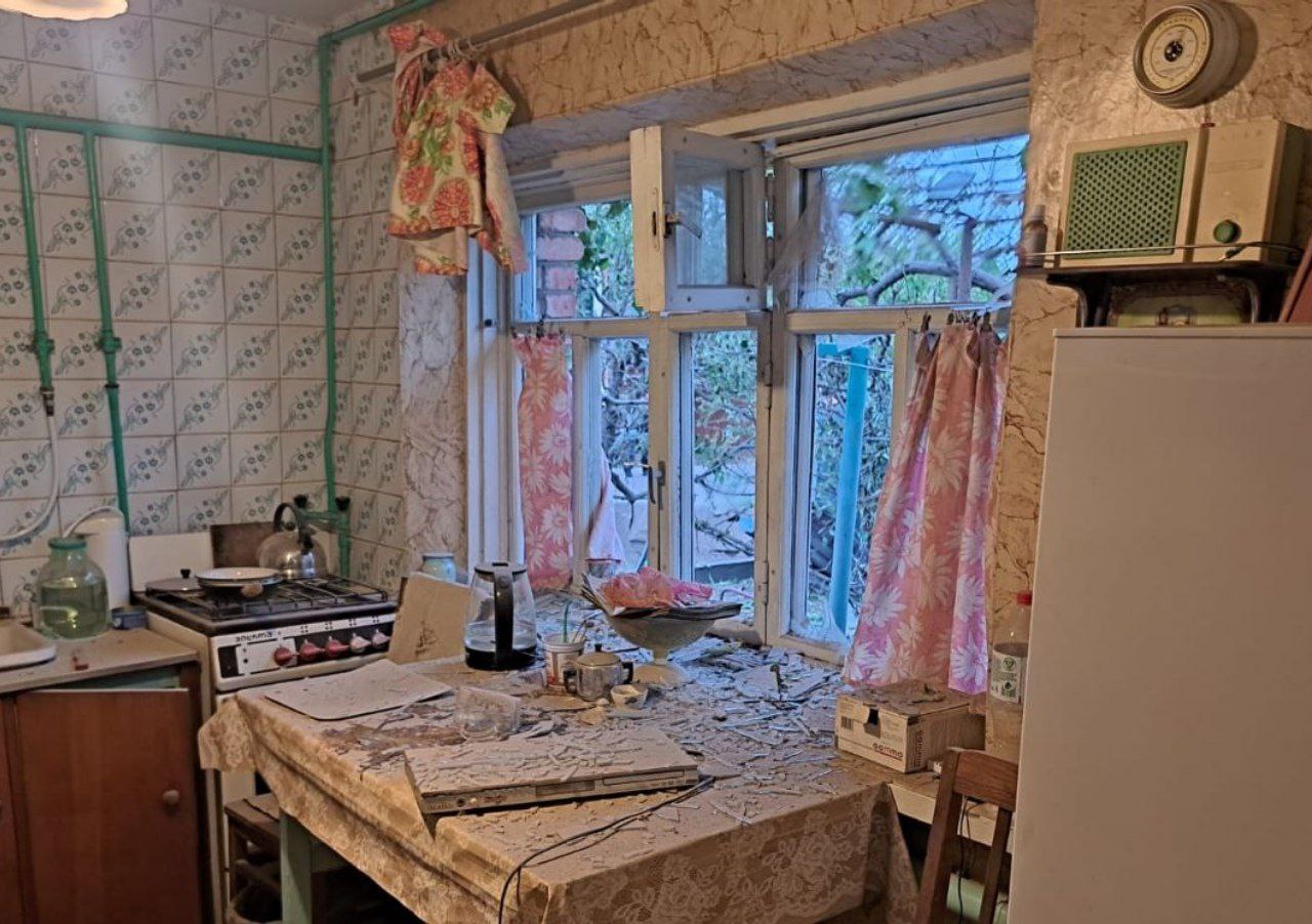 Обідній стіл в оселі усіяний будівельними уламками