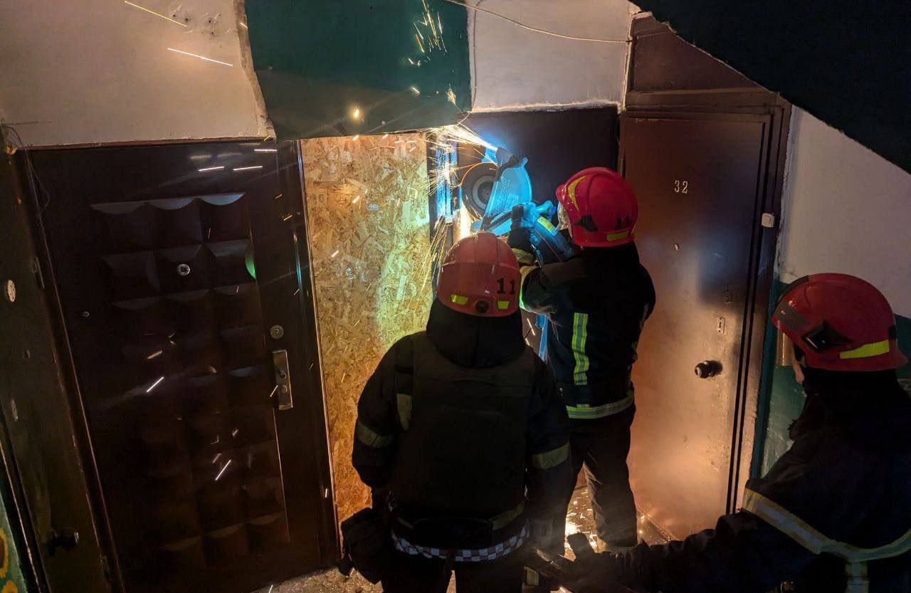 На місці працюють надзвичайники – допомагають людям.