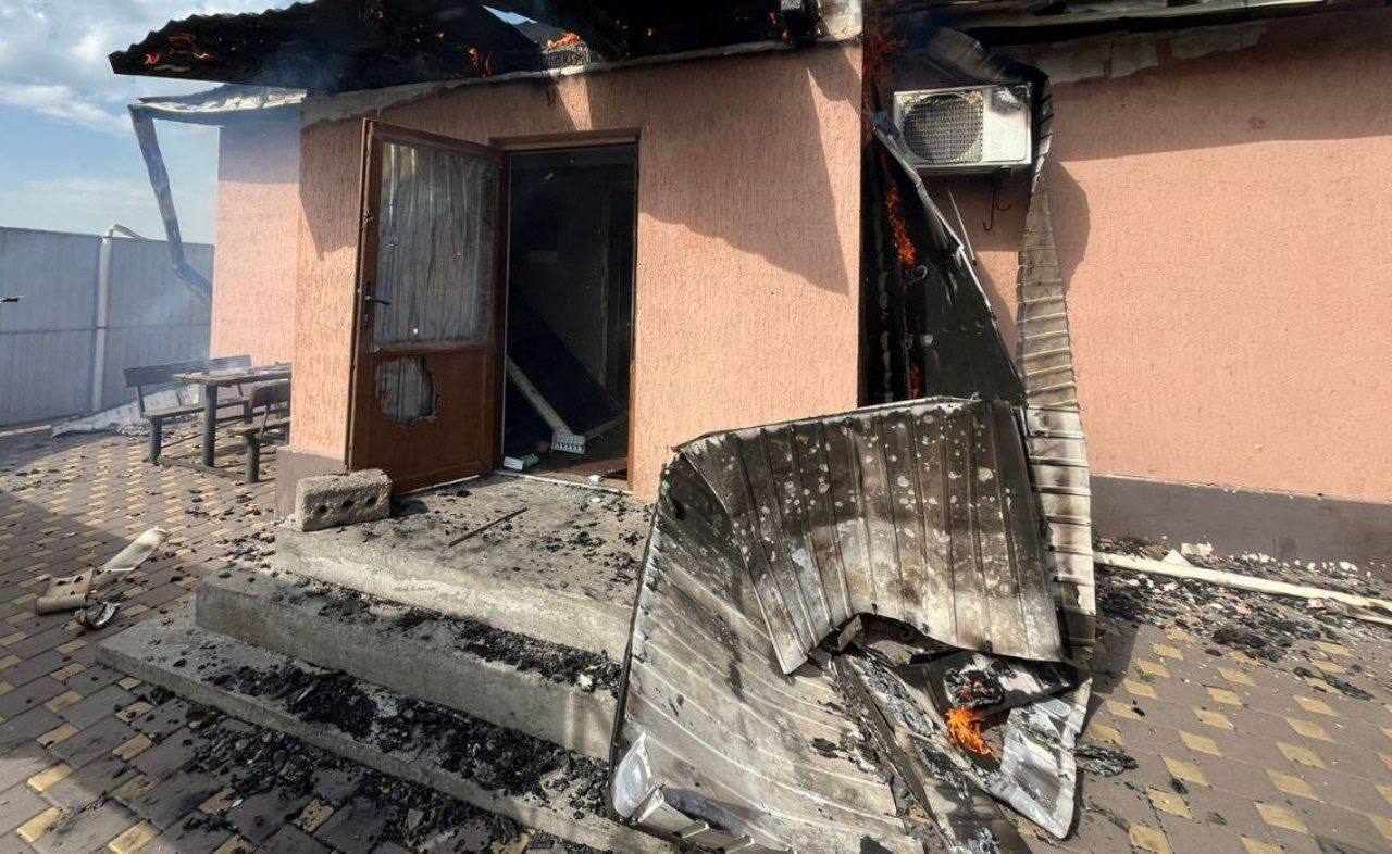 Подвір'я місцевих у руїнах.