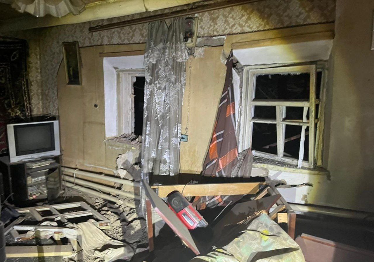 У кімнаті приватного будинку в Нікополі все потрощене через обстріл. Вибиті й вікна.