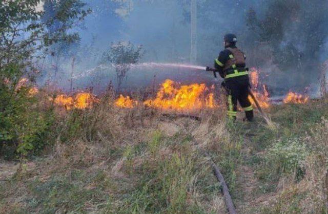 Надзвичайник приборкує вогонь – ліквідує наслідки ворожого обстрілу.