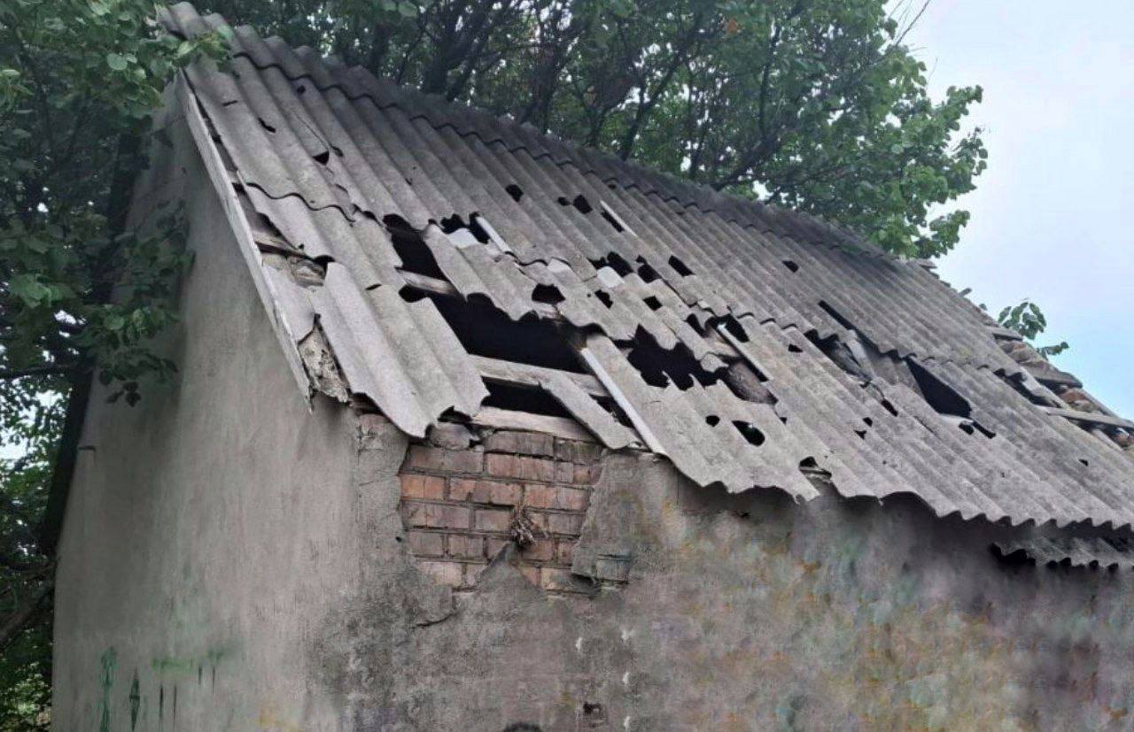 Понівечений дах приватного будинку.