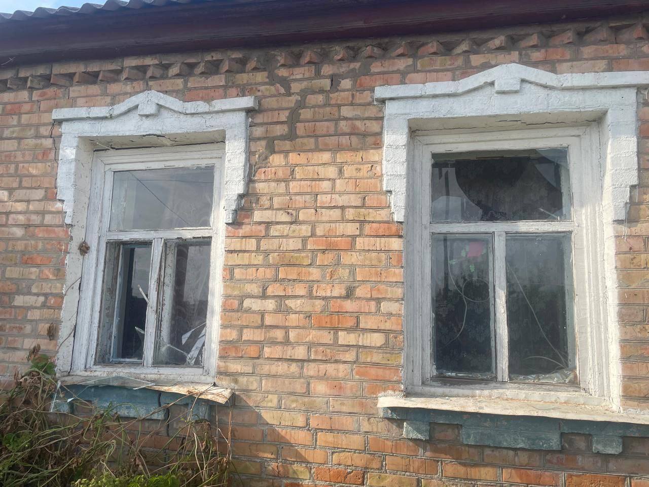 У вікнах потрощене скло.