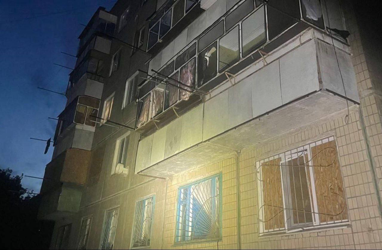Понівечені балконні блоки у будинку.