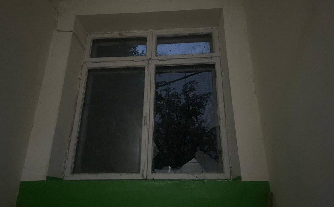 Від ворожих ударів посипалося скло у вікні.