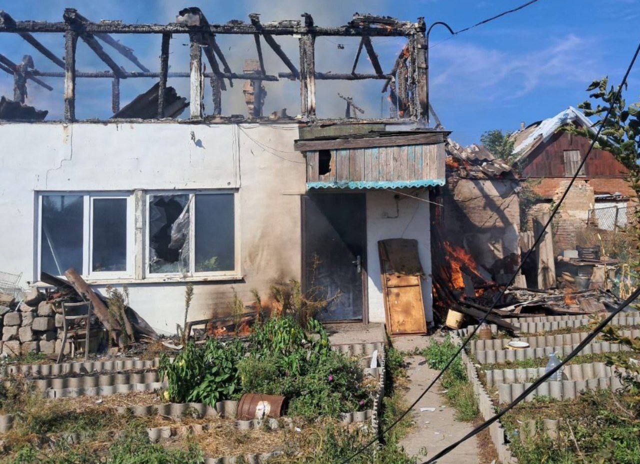 У Нікополі після удару росіян горів будинок.