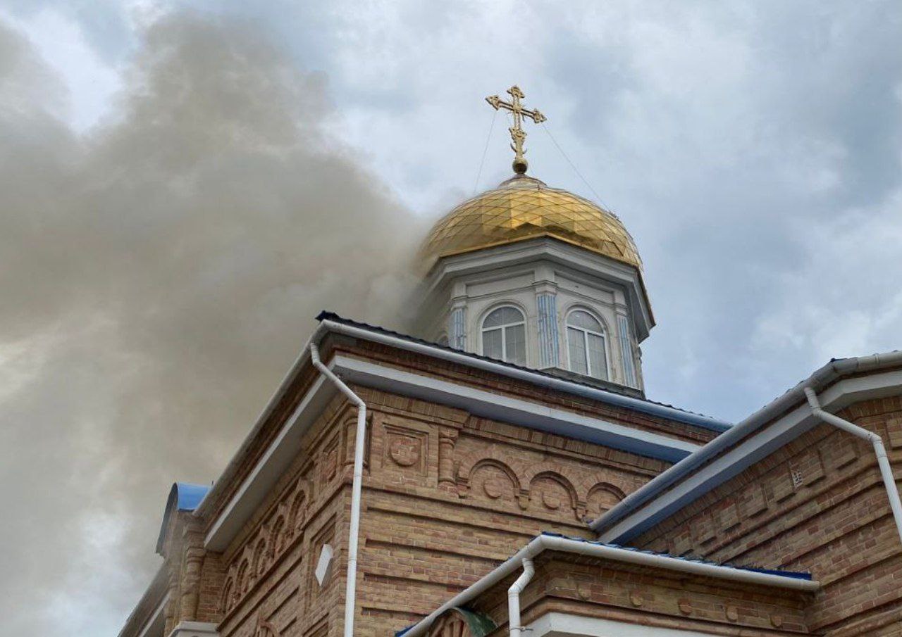 Вогнем пошкоджені покрівля та перекриття. 