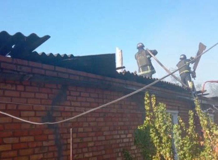 Рятувальники приборкують пожежу у будинку