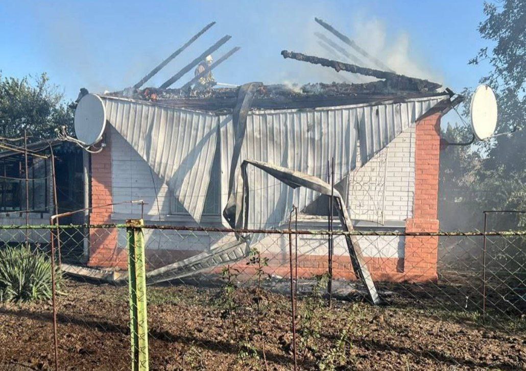 Пошкоджена хата, у якій сталася пожежа через ворожу атаку