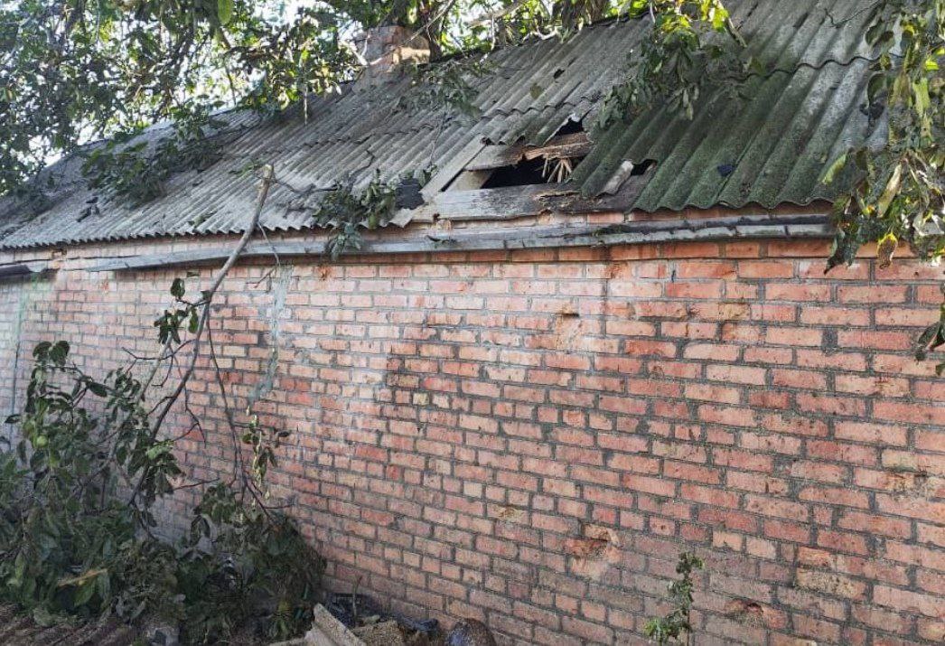 Пробитий дах будівлі